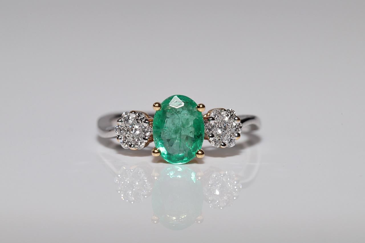 Modern 18k Gold Natural Diamond And Oval Cut Emerald Decorated Ring For Sale