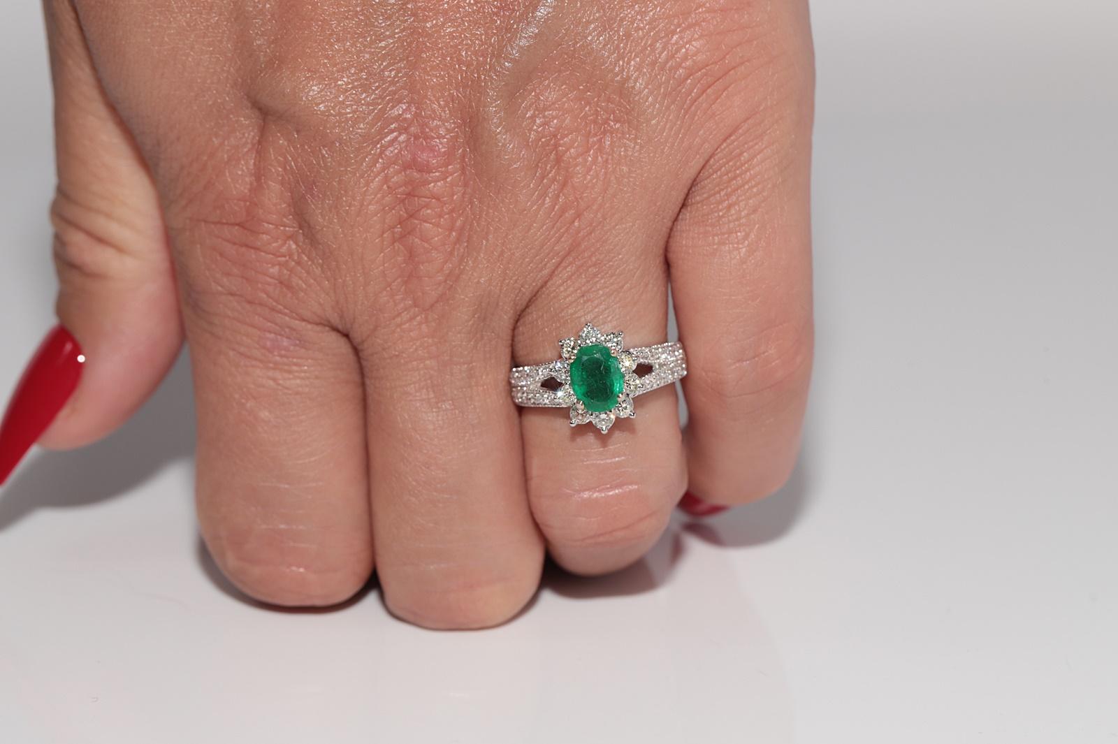 Modern 18k Gold Natural Diamond And Oval Cut Emerald Decorated Ring For Sale