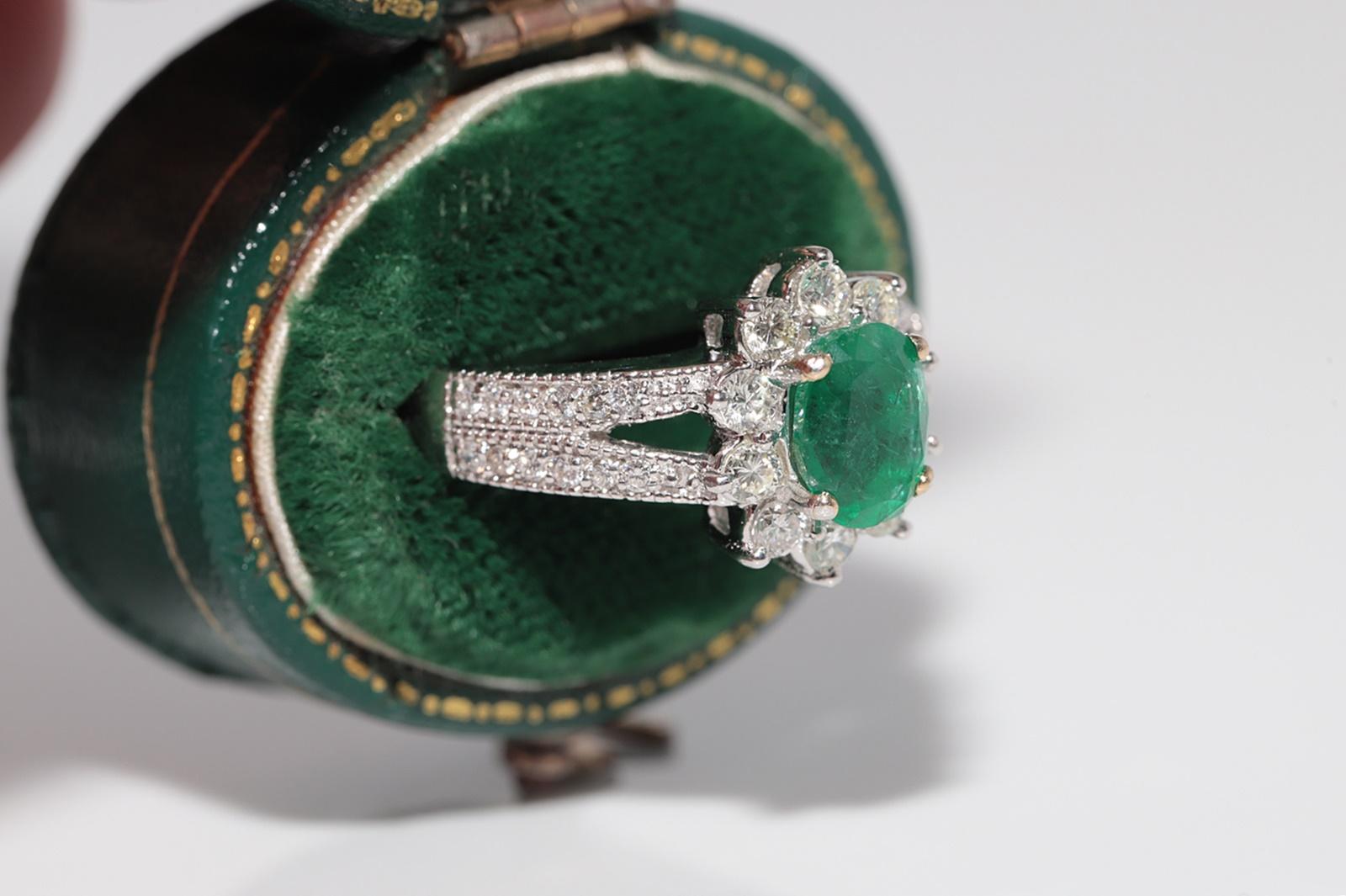 18k Gold Natural Diamond And Oval Cut Emerald Decorated Ring In Good Condition For Sale In Fatih/İstanbul, 34