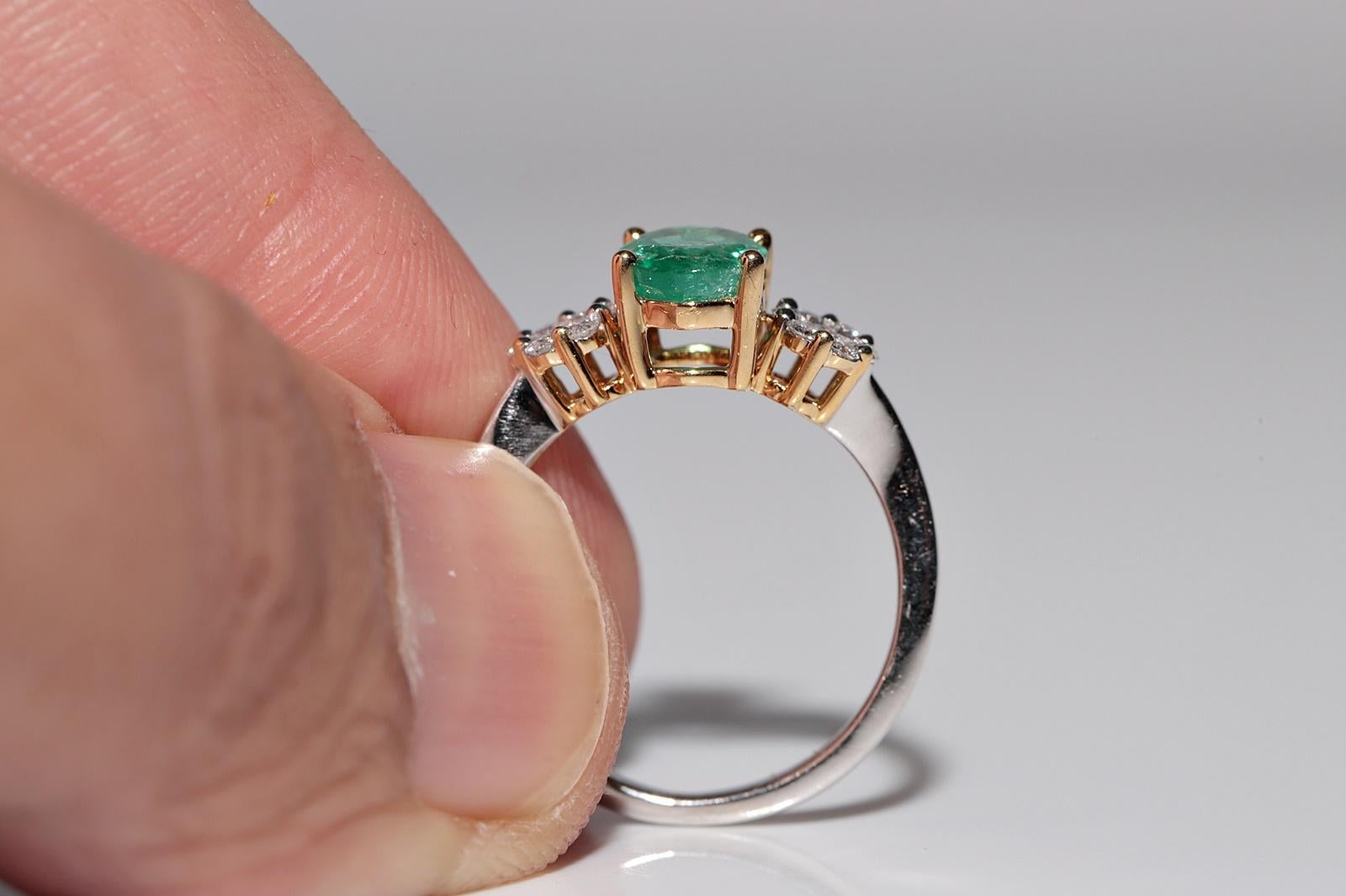 Women's 18k Gold Natural Diamond And Oval Cut Emerald Decorated Ring For Sale