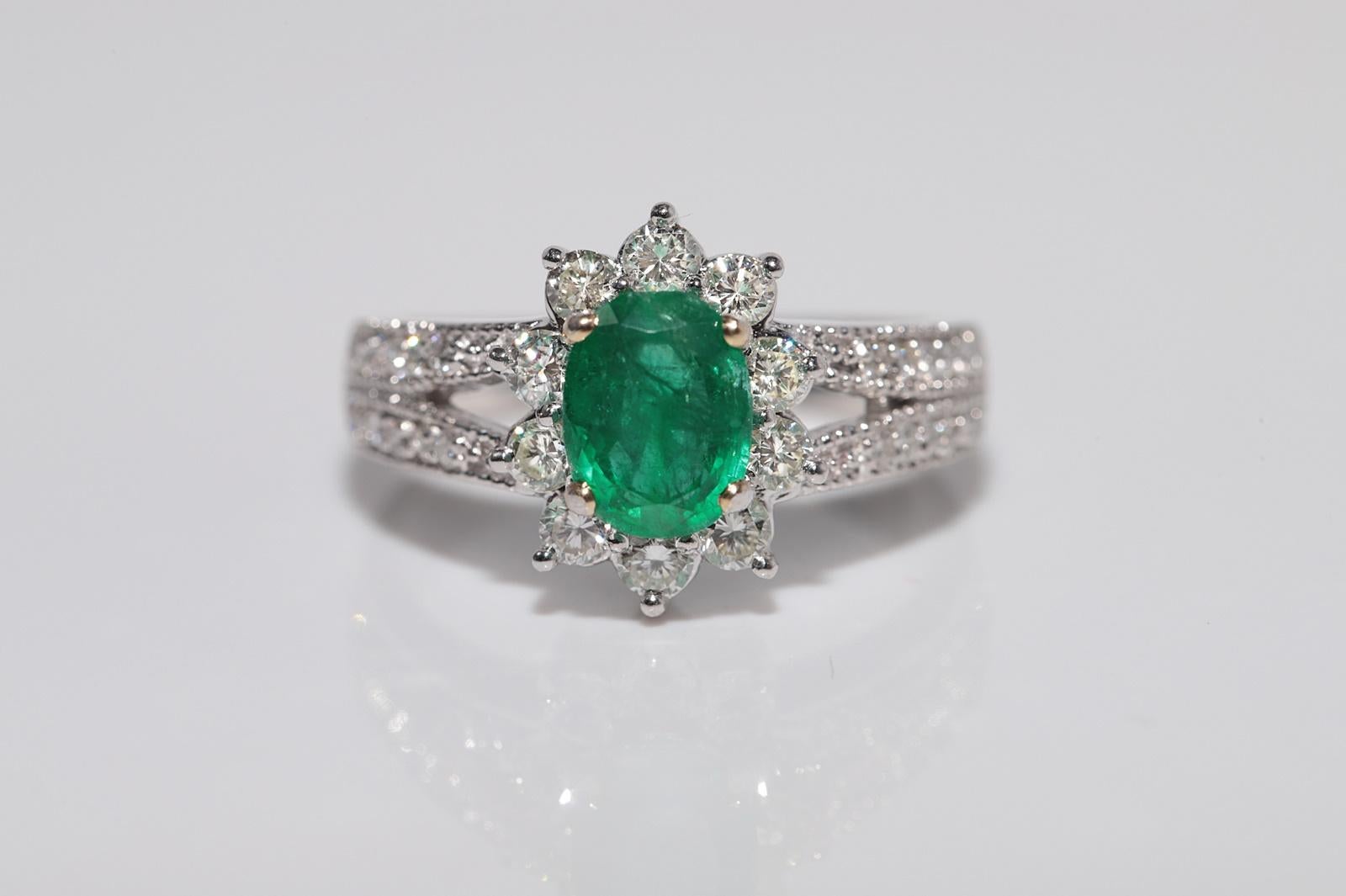 Women's 18k Gold Natural Diamond And Oval Cut Emerald Decorated Ring For Sale