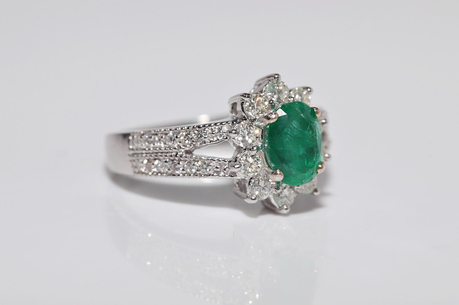 Anillo de Oro de 18 K Decorado con Diamantes Naturales y Esmeraldas de Corte Ovalado en venta 1