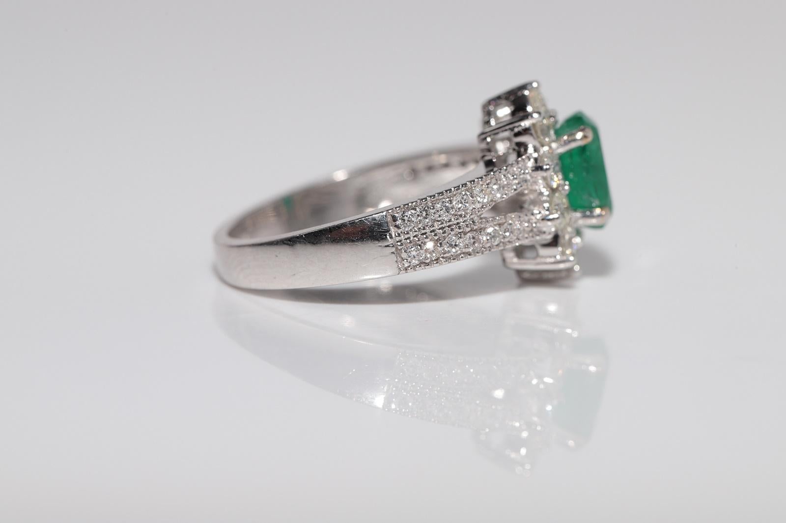 Anillo de Oro de 18 K Decorado con Diamantes Naturales y Esmeraldas de Corte Ovalado en venta 2