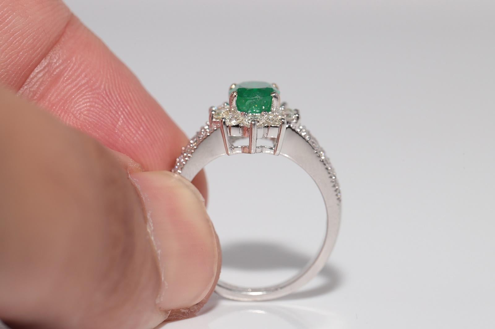 Anillo de Oro de 18 K Decorado con Diamantes Naturales y Esmeraldas de Corte Ovalado en venta 3