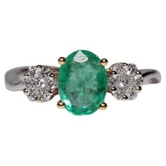 Anillo de Oro de 18 K Decorado con Diamantes Naturales y Esmeraldas de Corte Ovalado
