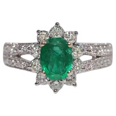 18 Karat Gold Natürlicher Diamant und Smaragd im Ovalschliff Smaragd Dekorierter Ring