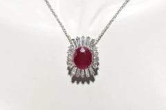 Collana con ciondolo decorato con diamanti naturali e rubini taglio ovale in oro 18k