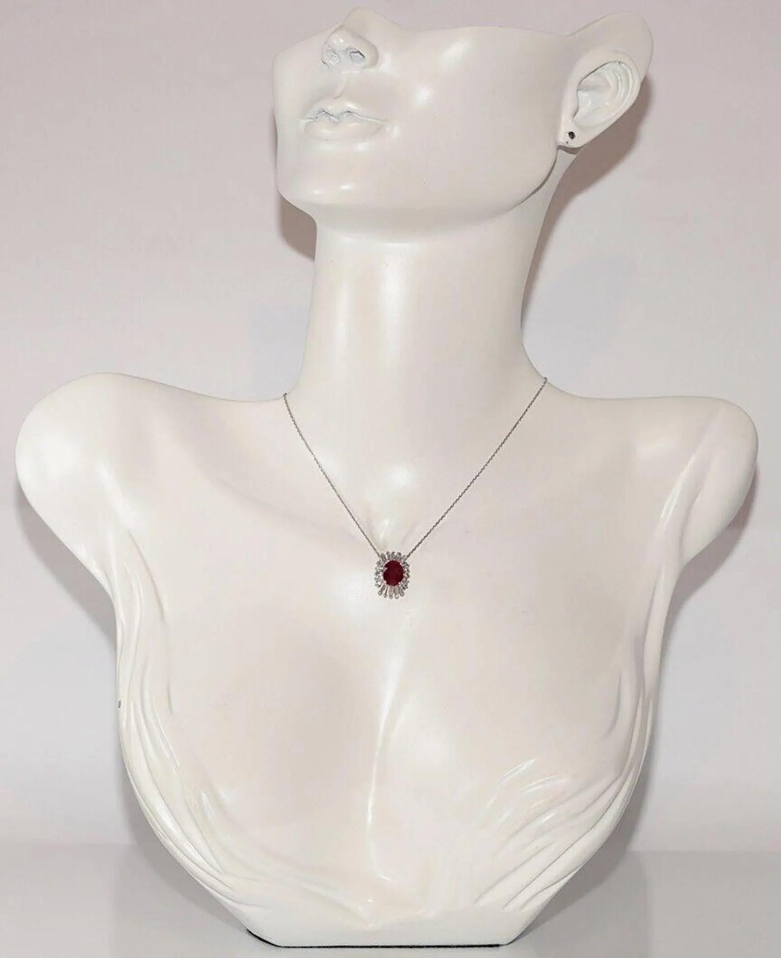 Moderne Collier pendentif décoré de diamants naturels et de rubis taille ovale en or 18 carats en vente
