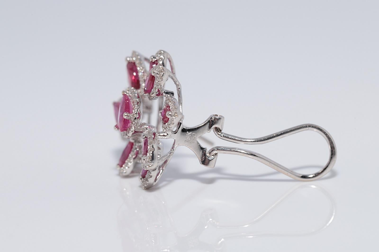 Pendiente Omega de Oro de 18 K Decorado con Diamantes Naturales y Rubíes Corte Pera en venta 4