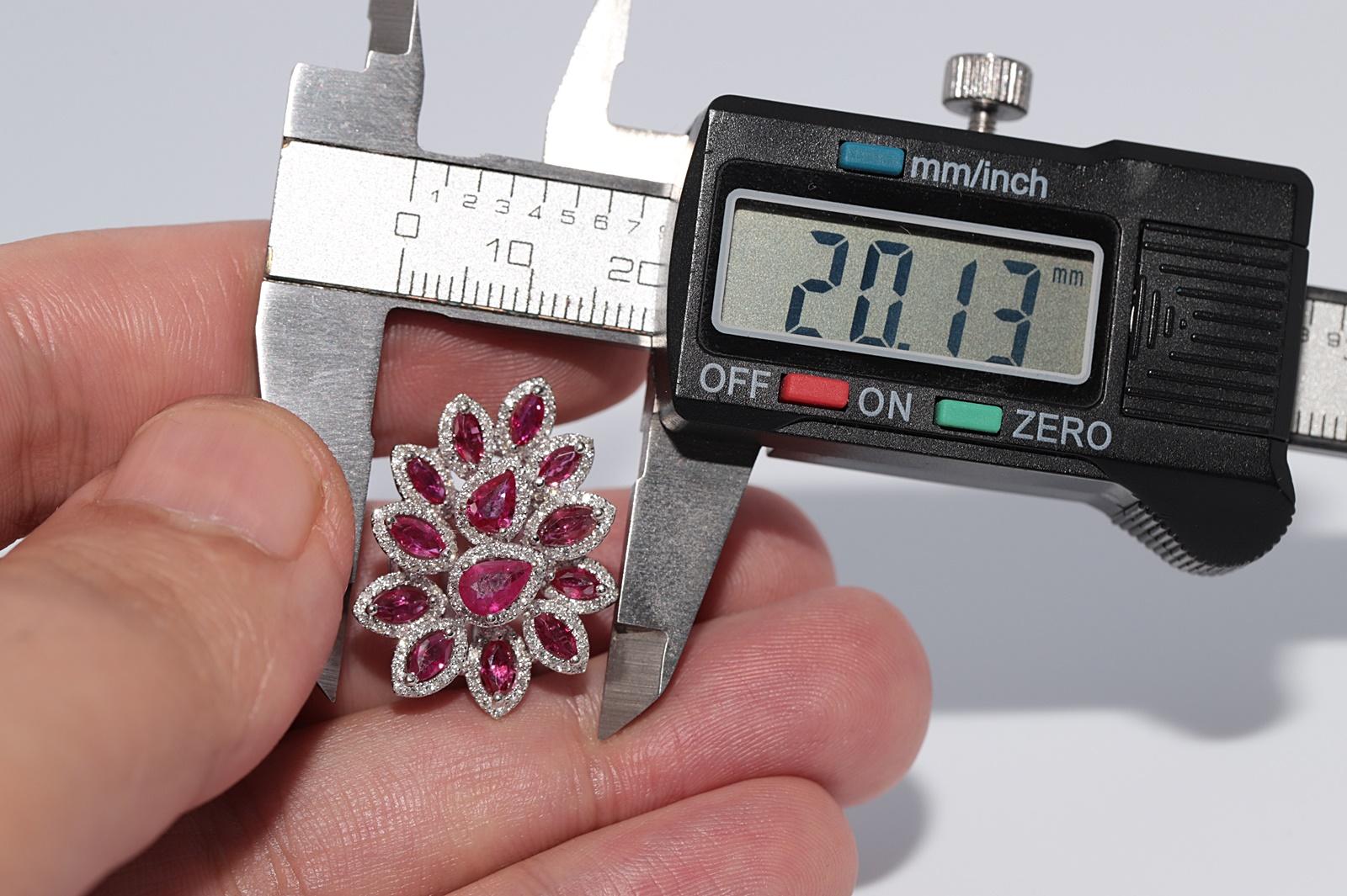 Pendiente Omega de Oro de 18 K Decorado con Diamantes Naturales y Rubíes Corte Pera en venta 6