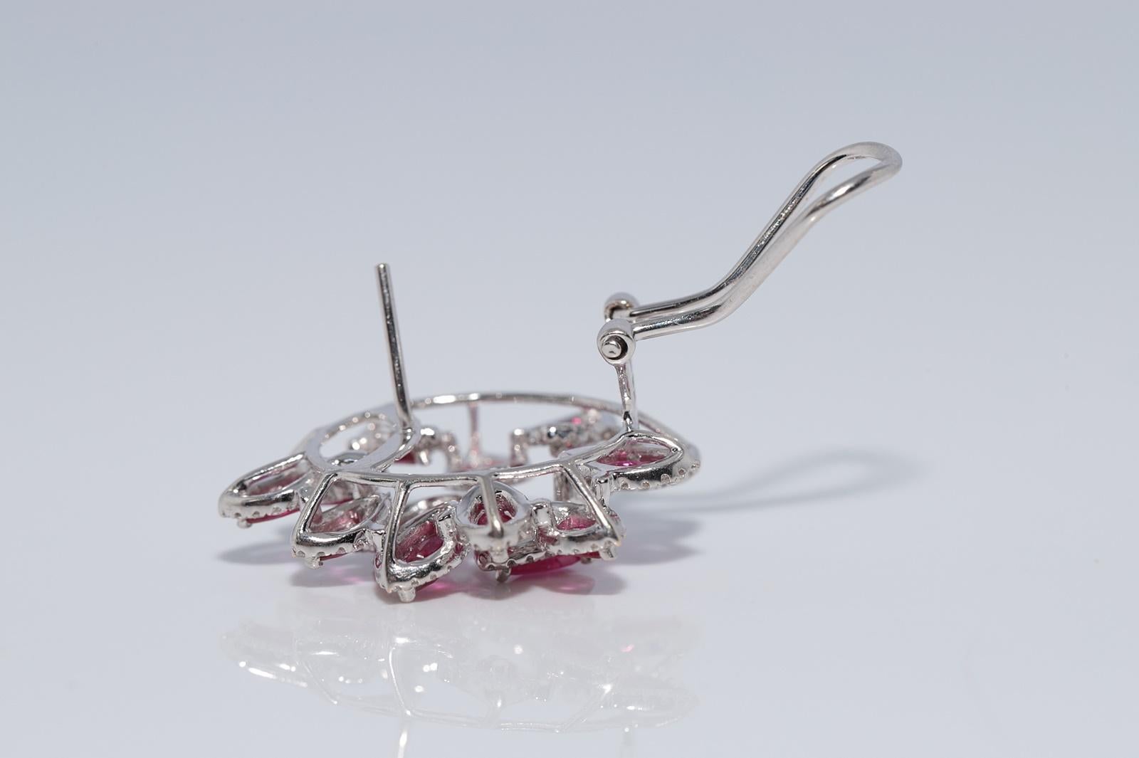 Pendiente Omega de Oro de 18 K Decorado con Diamantes Naturales y Rubíes Corte Pera en venta 7