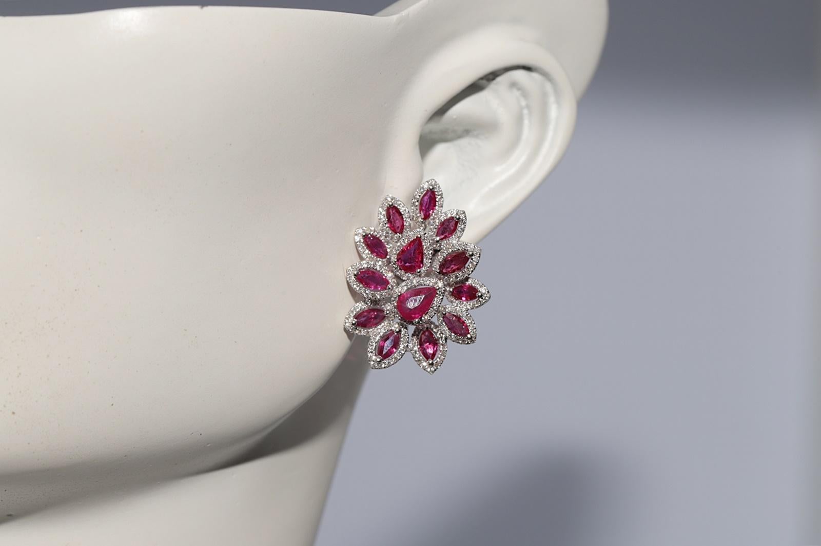 Pendiente Omega de Oro de 18 K Decorado con Diamantes Naturales y Rubíes Corte Pera en venta 8