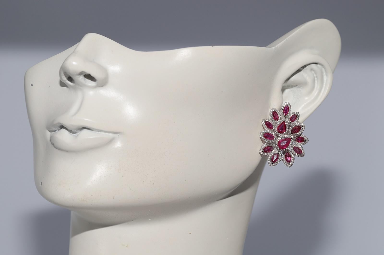 Pendiente Omega de Oro de 18 K Decorado con Diamantes Naturales y Rubíes Corte Pera en venta 9