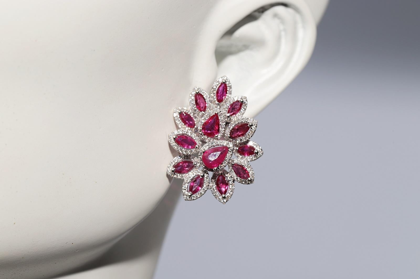 Pendiente Omega de Oro de 18 K Decorado con Diamantes Naturales y Rubíes Corte Pera en venta 10