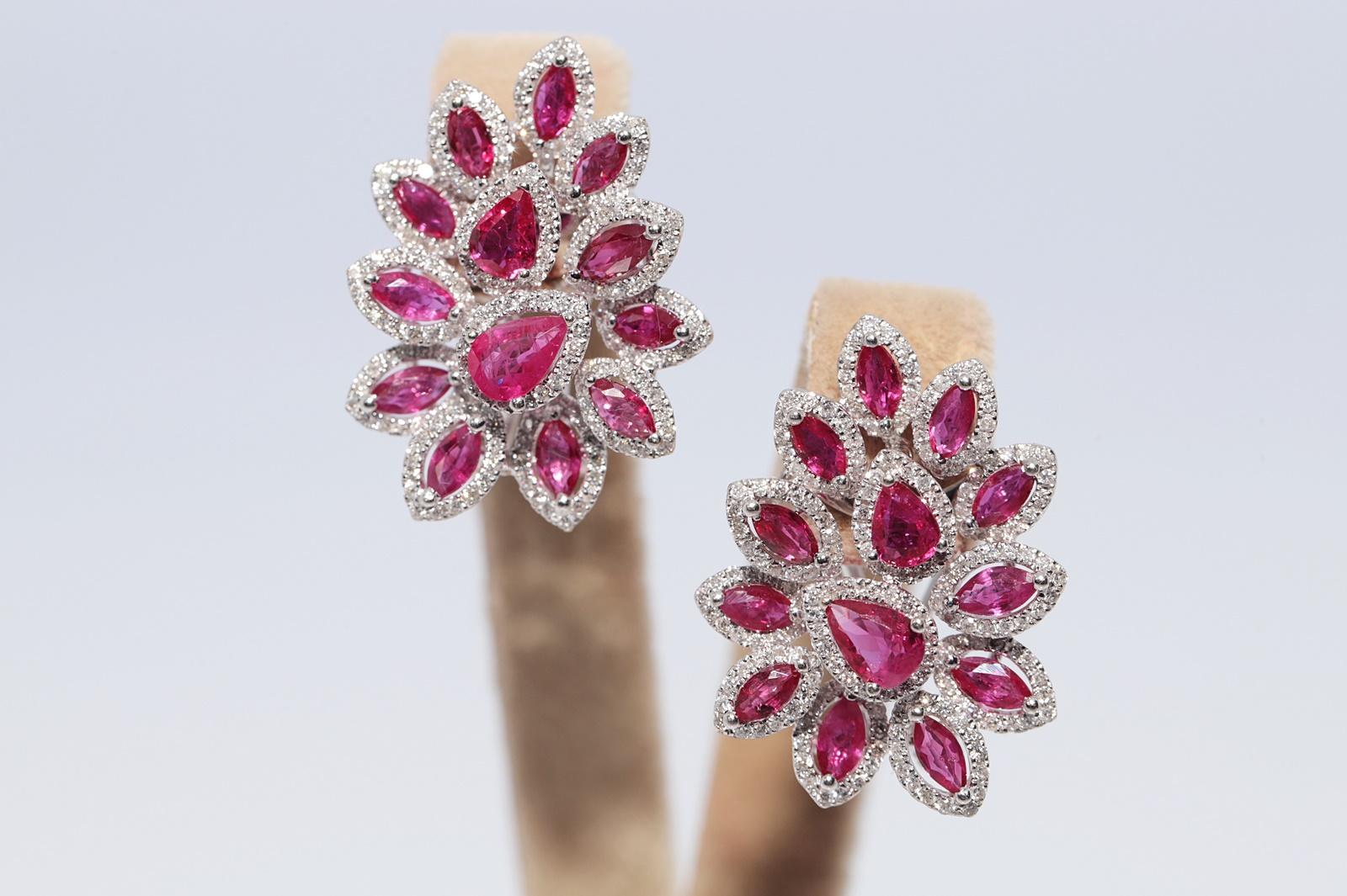 En muy buen estado.
El peso total es de 10,9 gramos.
Totalmente es diamante 2,20 ct.
El daimondón es de color G-H y claridad vs1-s1.
Totalmente es rubí 5 ct.
Ponte en contacto para cualquier pregunta.