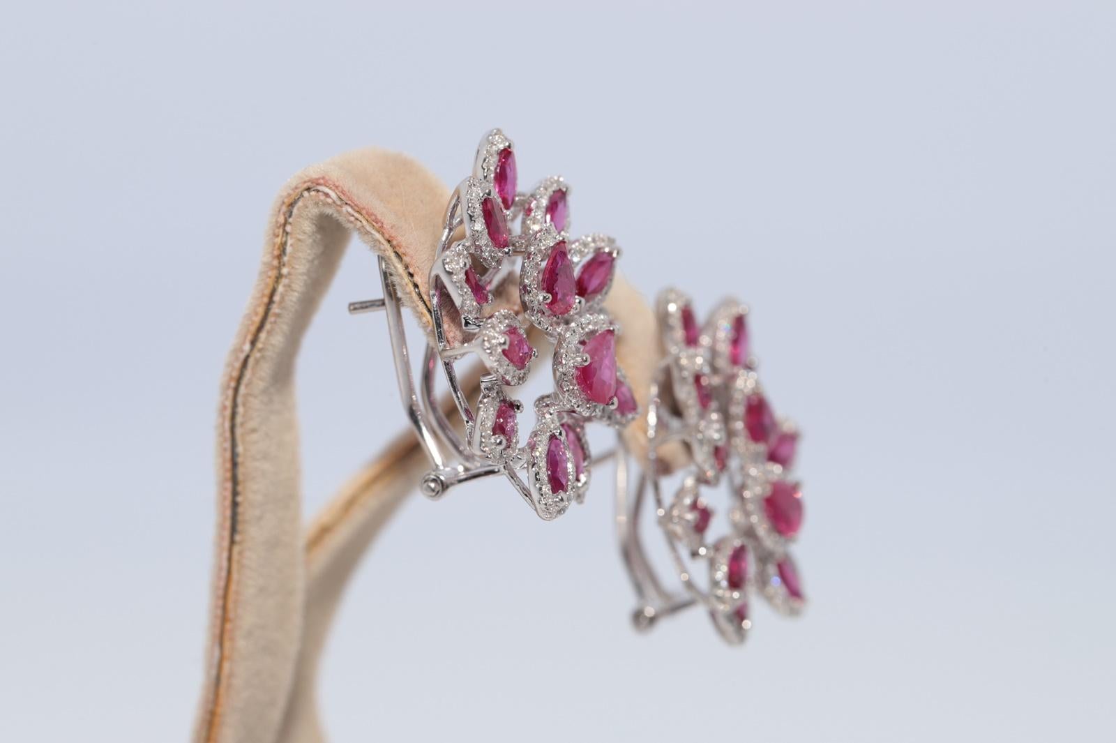 Pendiente Omega de Oro de 18 K Decorado con Diamantes Naturales y Rubíes Corte Pera Moderno en venta