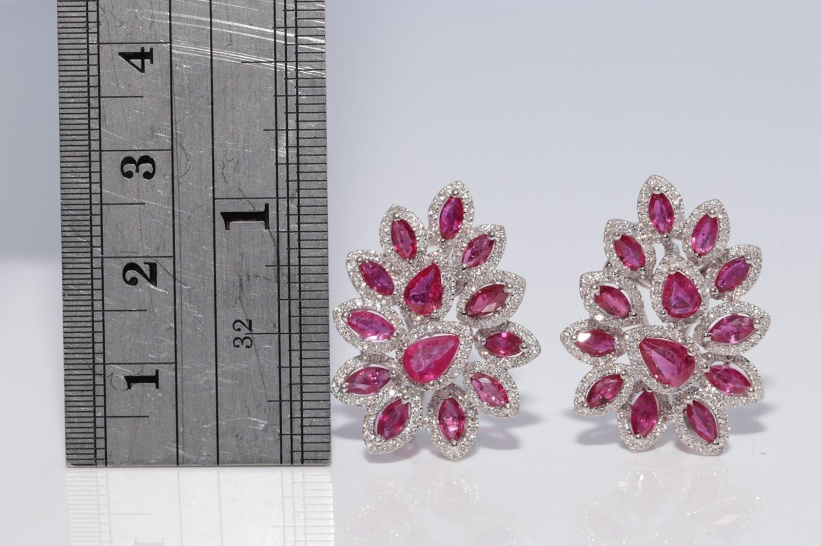 Pendiente Omega de Oro de 18 K Decorado con Diamantes Naturales y Rubíes Corte Pera en Bueno estado para la venta en Fatih/İstanbul, 34