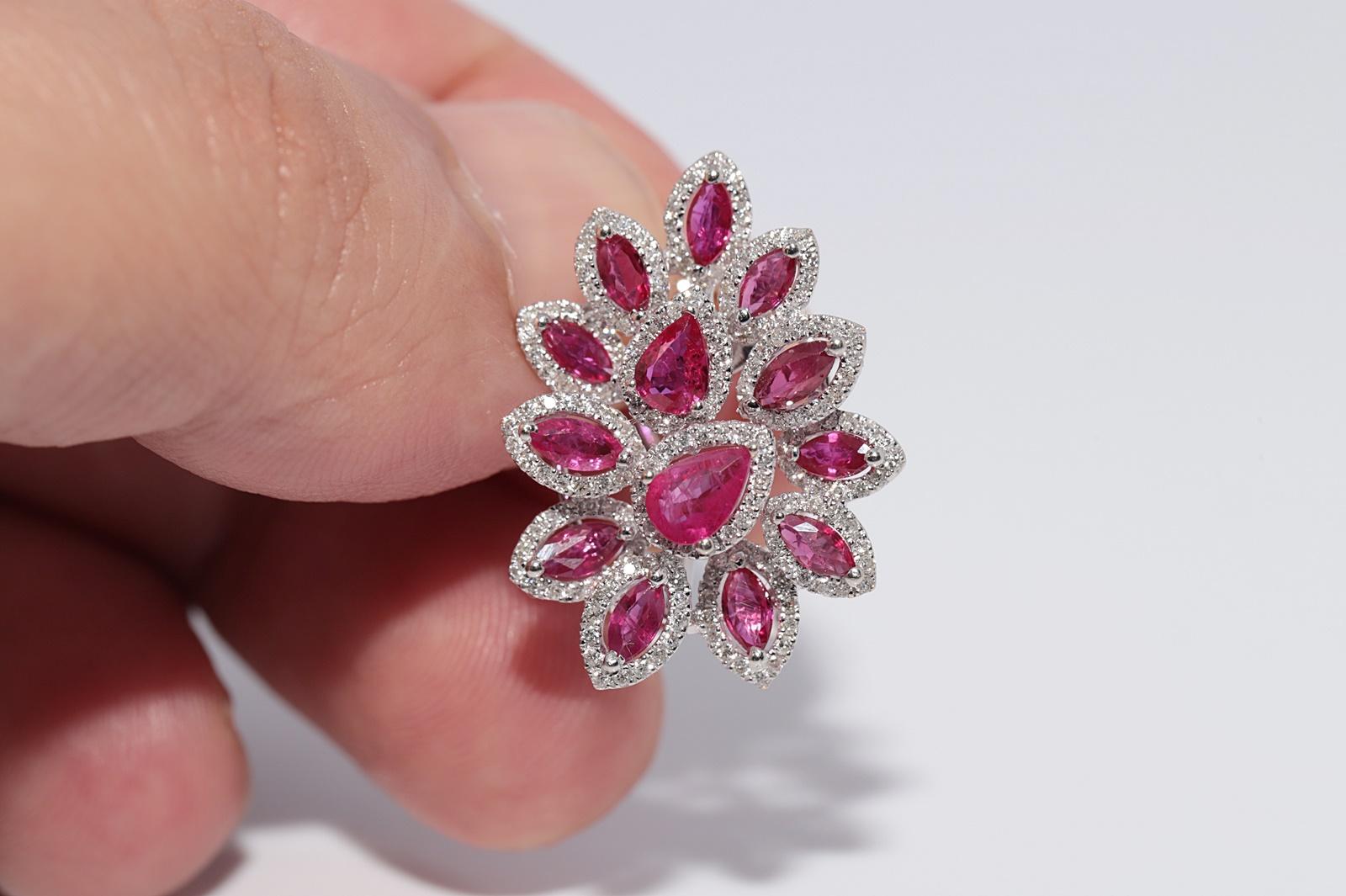 De las mujeres Pendiente Omega de Oro de 18 K Decorado con Diamantes Naturales y Rubíes Corte Pera en venta