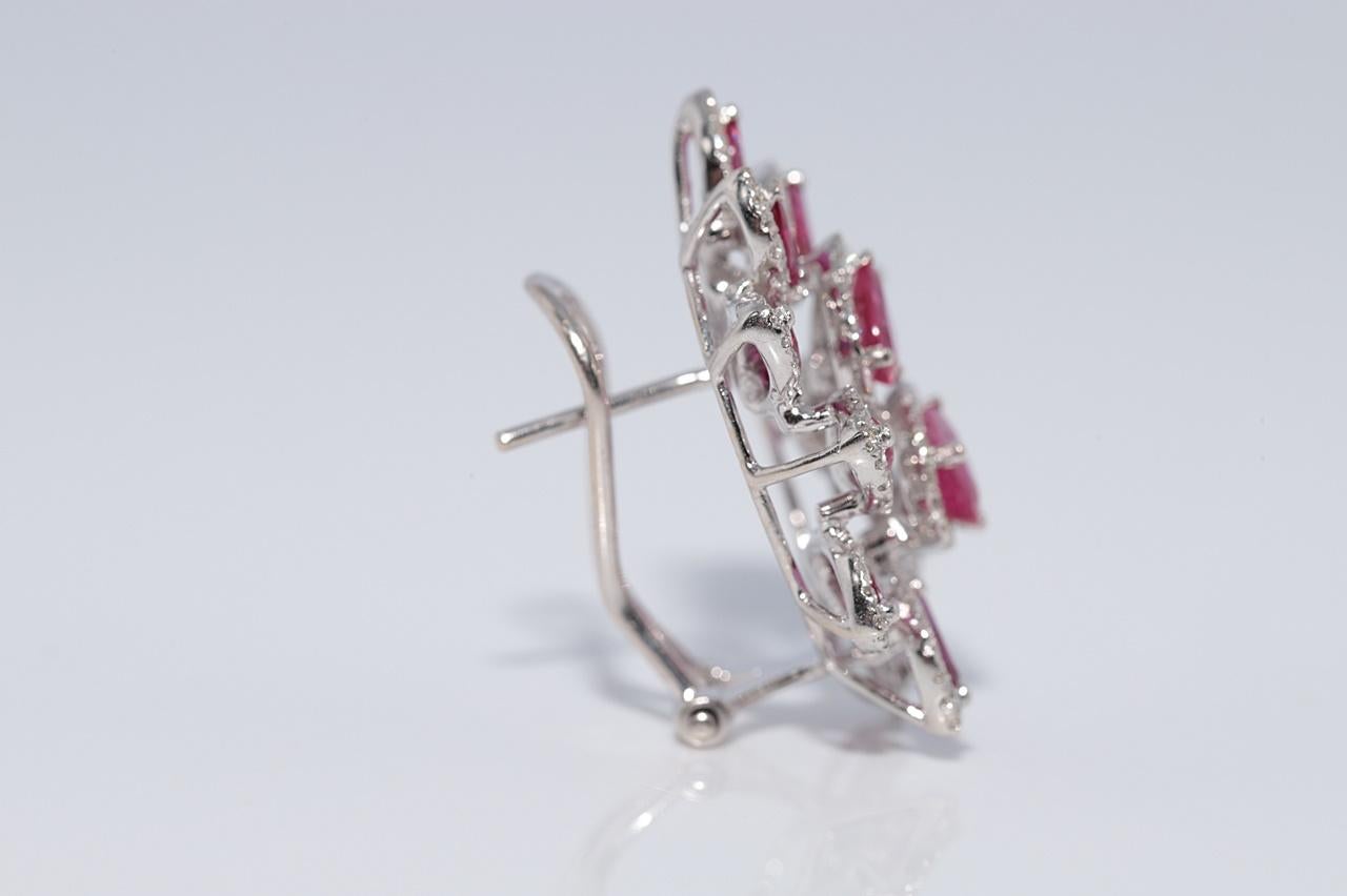 Pendiente Omega de Oro de 18 K Decorado con Diamantes Naturales y Rubíes Corte Pera en venta 1