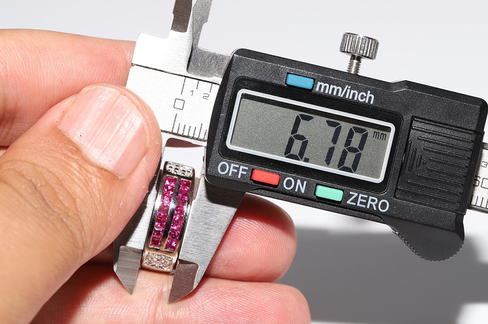 18k Gold natürlicher Diamant und natürlicher Rubin im Prinzessinnenschliff verzierter Bandring im Angebot 4