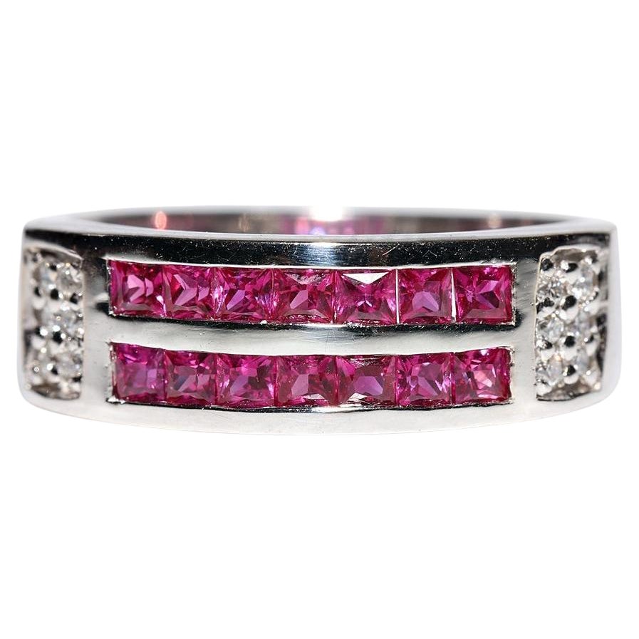 Bague en or 18k ornée d
un diamant naturel et d
un rubis naturel taille princesse