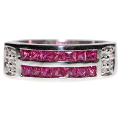 Bague en or 18k ornée d
un diamant naturel et d
un rubis naturel taille princesse