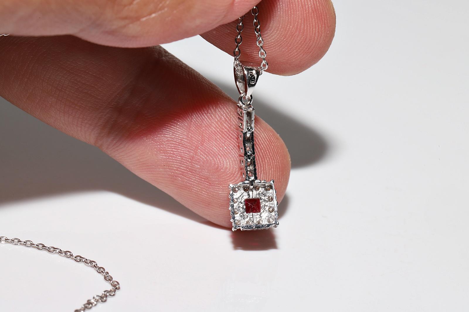 Collier pendentif en or 18k orné de diamants naturels et de rubis en vente 2