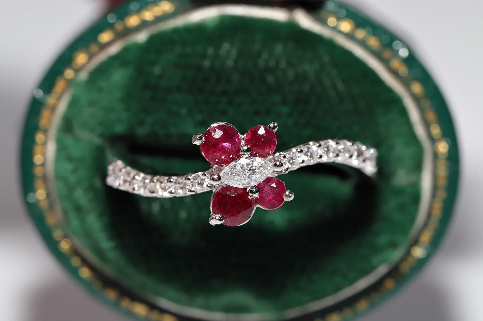 In ottime condizioni.
Il peso totale è di 3,1 grammi.
Totalmente è un diamante da 0,45 carati.
Il diamante ha un colore F-G e una purezza vvs-vs.
Totalmente è un rubino da 0,22 carati.
La misura dell'anello è US 6.5
Possiamo realizzare qualsiasi