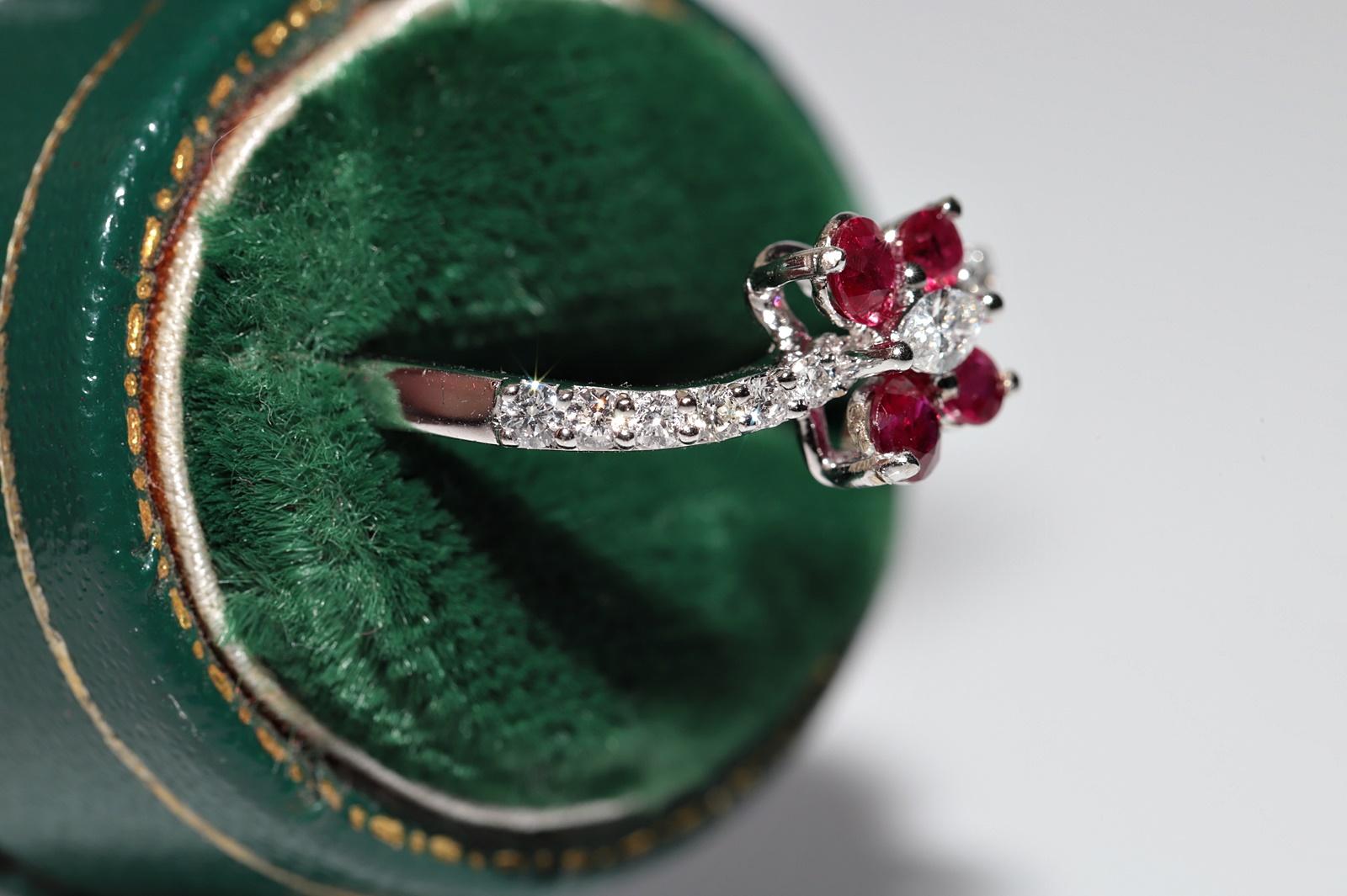 Moderno Anello decorato con diamanti naturali e rubini in oro 18 carati in vendita