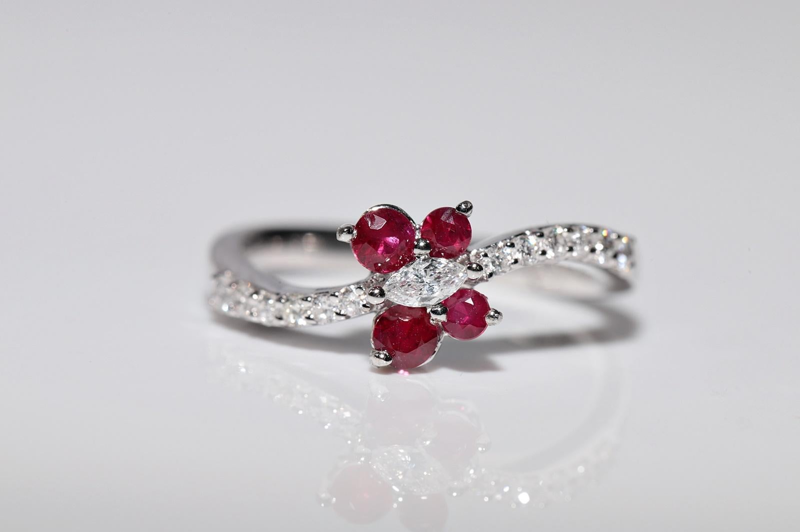 Taglio brillante Anello decorato con diamanti naturali e rubini in oro 18 carati in vendita