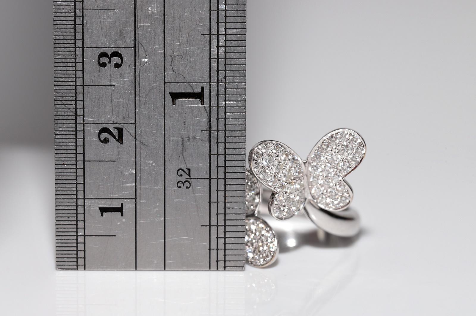 Bague forte en or 18k ornée de diamants naturels et d'un motif de papillon en vente 4
