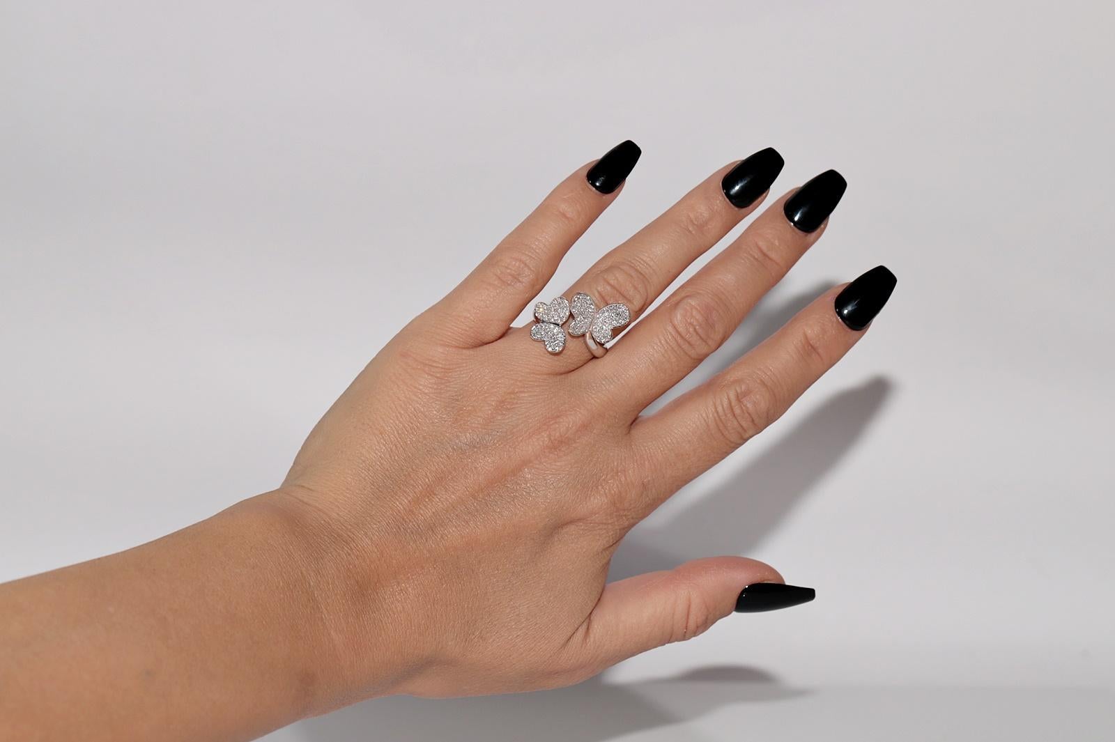 Bague forte en or 18k ornée de diamants naturels et d'un motif de papillon en vente 8