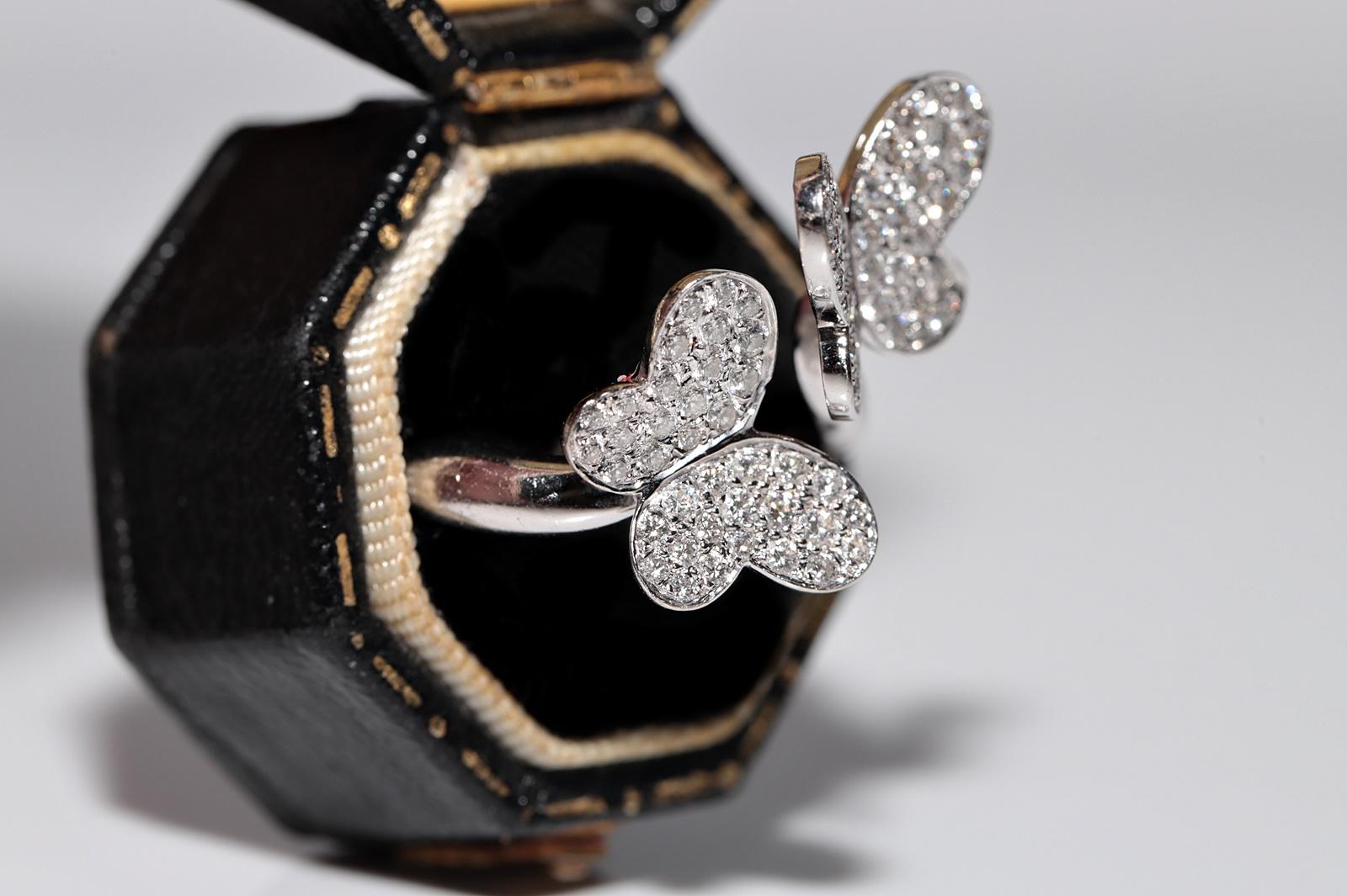 Moderne Bague forte en or 18k ornée de diamants naturels et d'un motif de papillon en vente