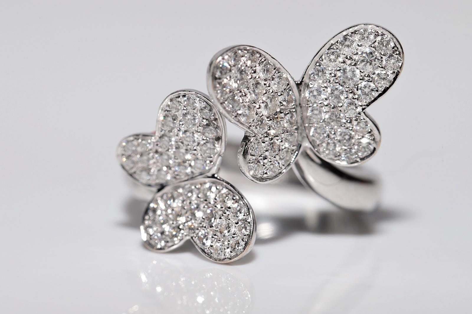 Taille brillant Bague forte en or 18k ornée de diamants naturels et d'un motif de papillon en vente