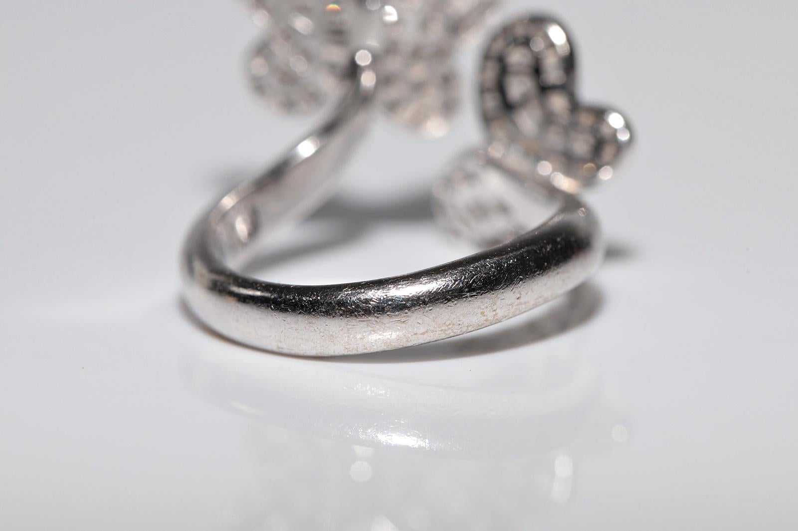 Bague forte en or 18k ornée de diamants naturels et d'un motif de papillon en vente 2