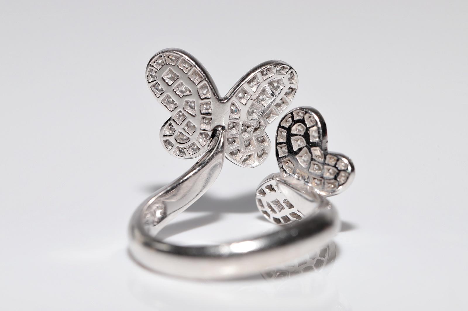 Bague forte en or 18k ornée de diamants naturels et d'un motif de papillon en vente 3