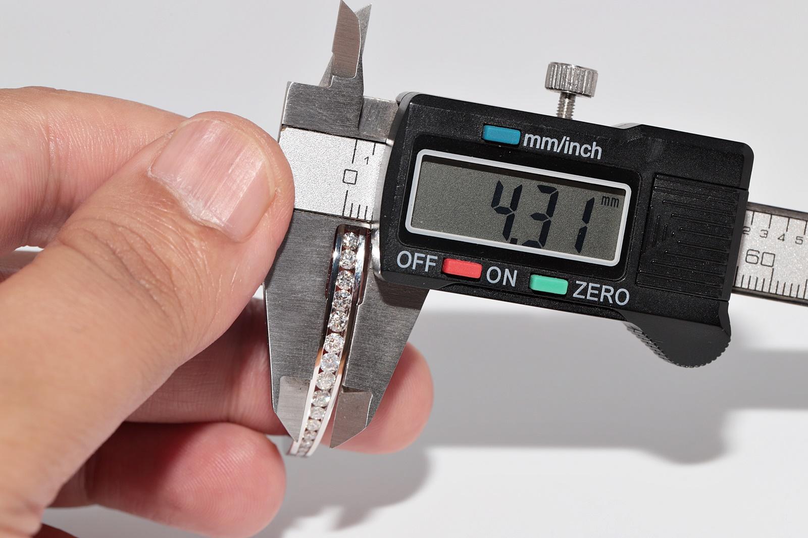 Anello con doppio design decorato con diamanti naturali in oro 18 carati in vendita 7