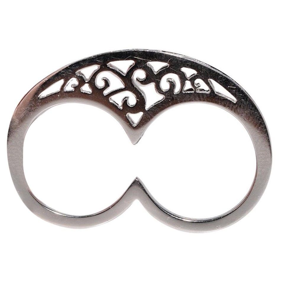 Anello con doppio design decorato con diamanti naturali in oro 18 carati in vendita