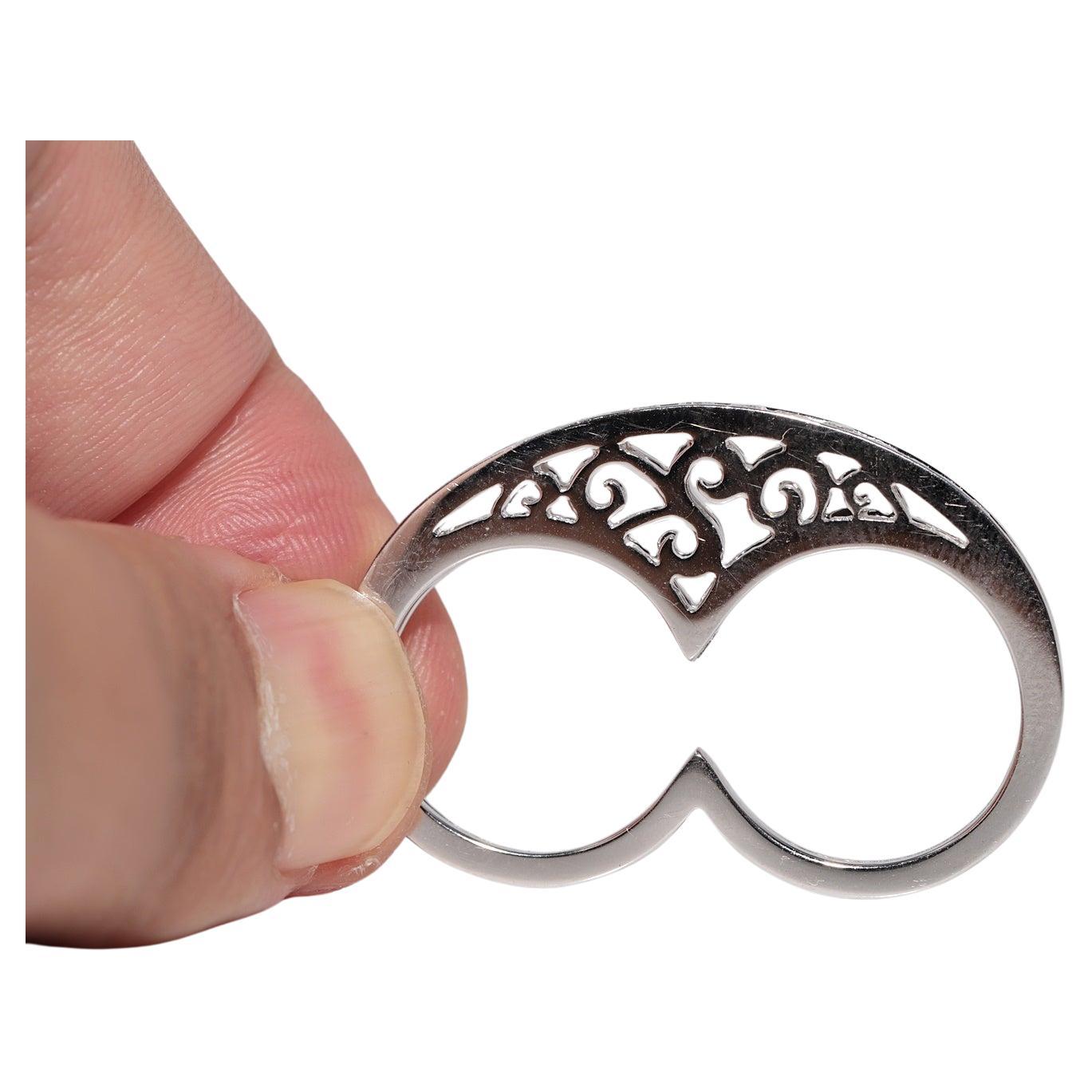 Anello con doppio design decorato con diamanti naturali in oro 18 carati in vendita