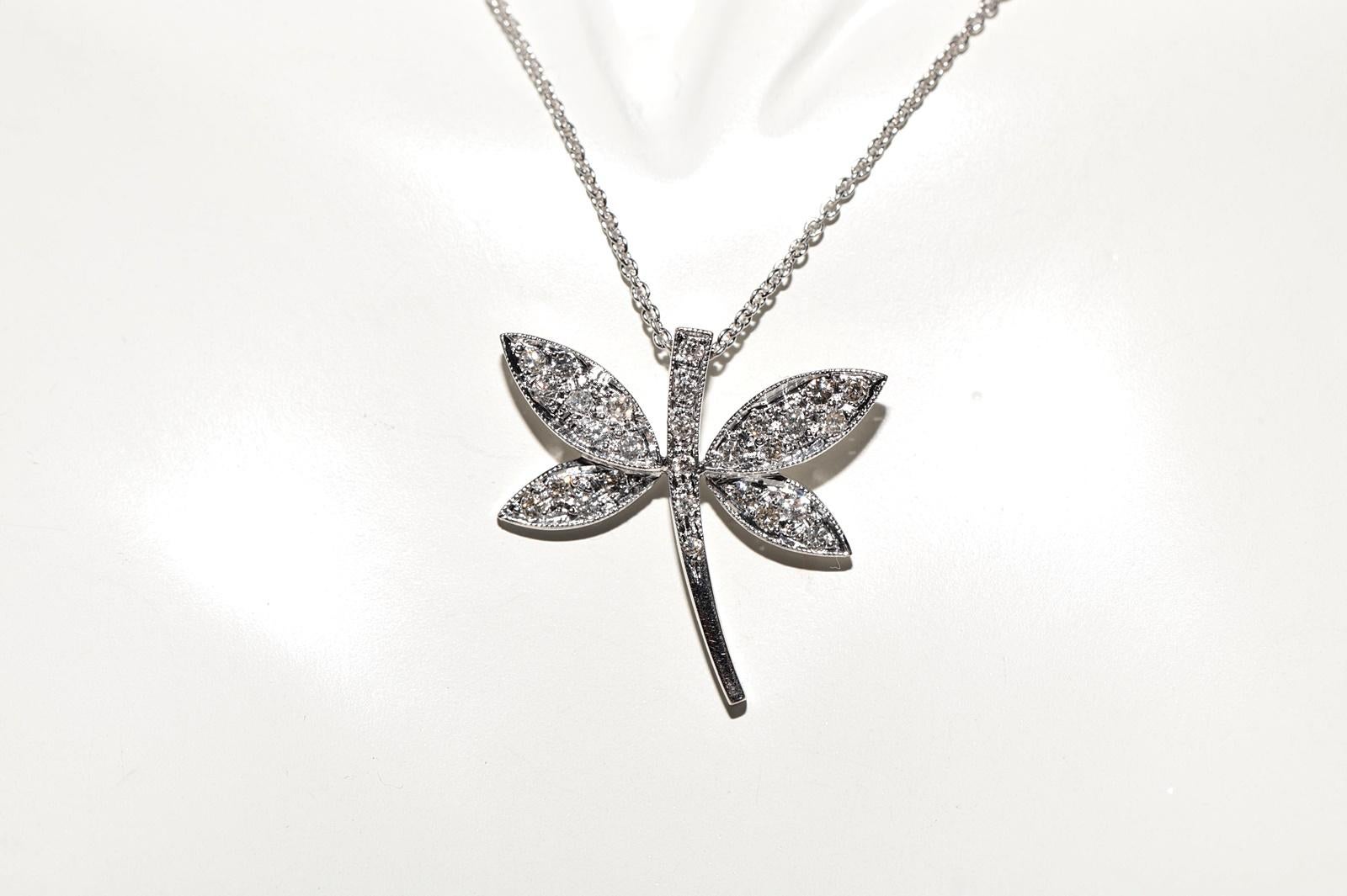 Moderno Collana con ciondolo a forma di libellula decorata con diamanti naturali in oro 18k in vendita