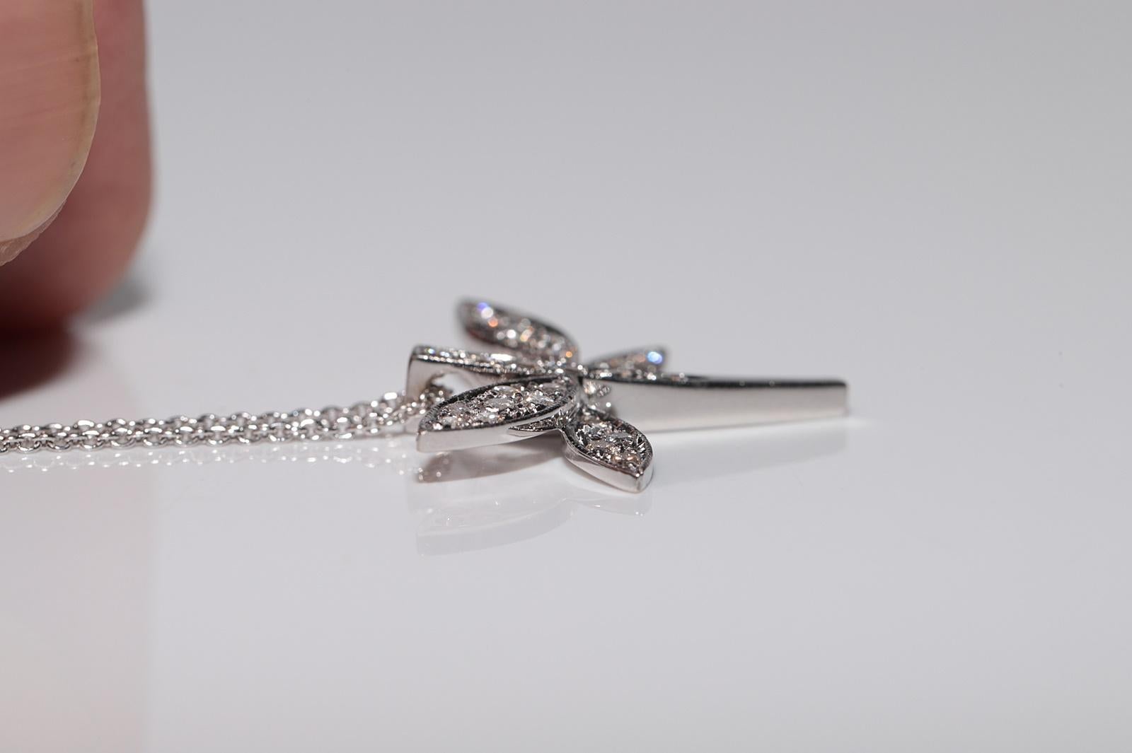 Donna Collana con ciondolo a forma di libellula decorata con diamanti naturali in oro 18k in vendita