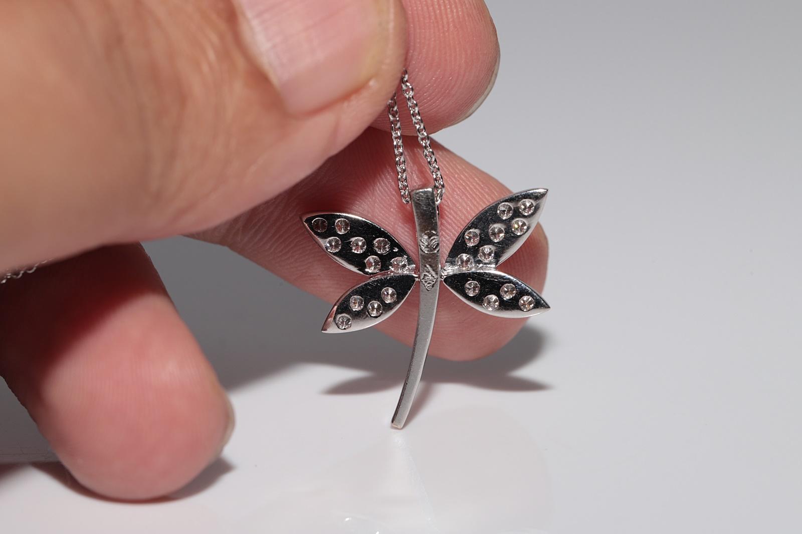 Collana con ciondolo a forma di libellula decorata con diamanti naturali in oro 18k in vendita 1