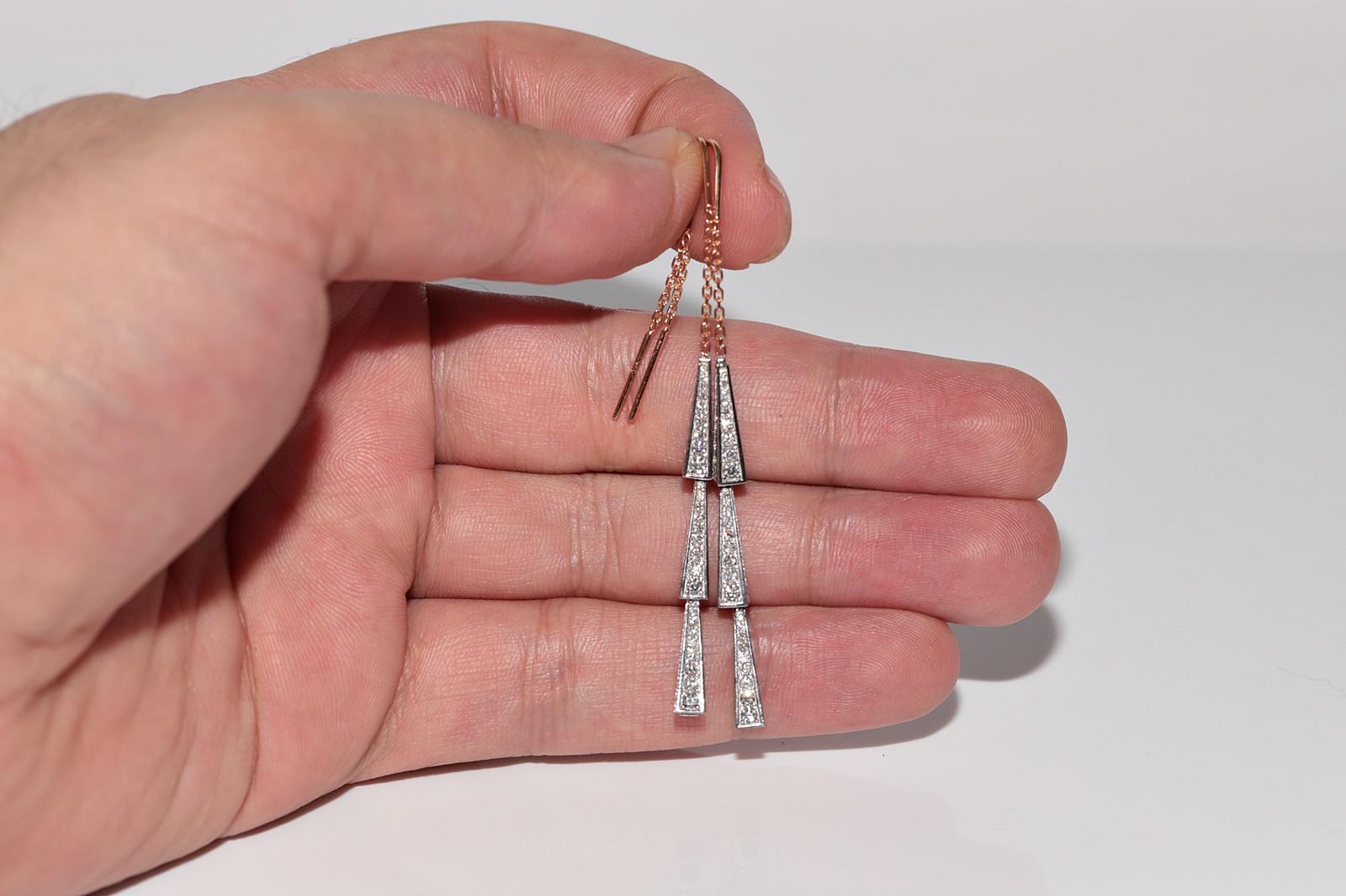 Boucle d'oreille pendante en or 18k ornée de diamants naturels en vente 14