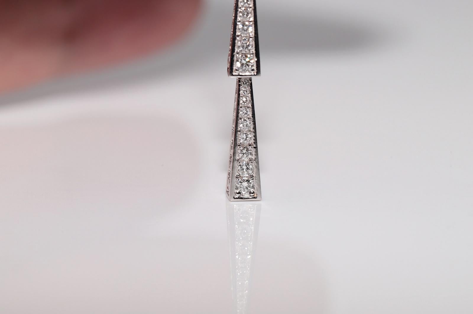Boucle d'oreille pendante en or 18k ornée de diamants naturels en vente 2