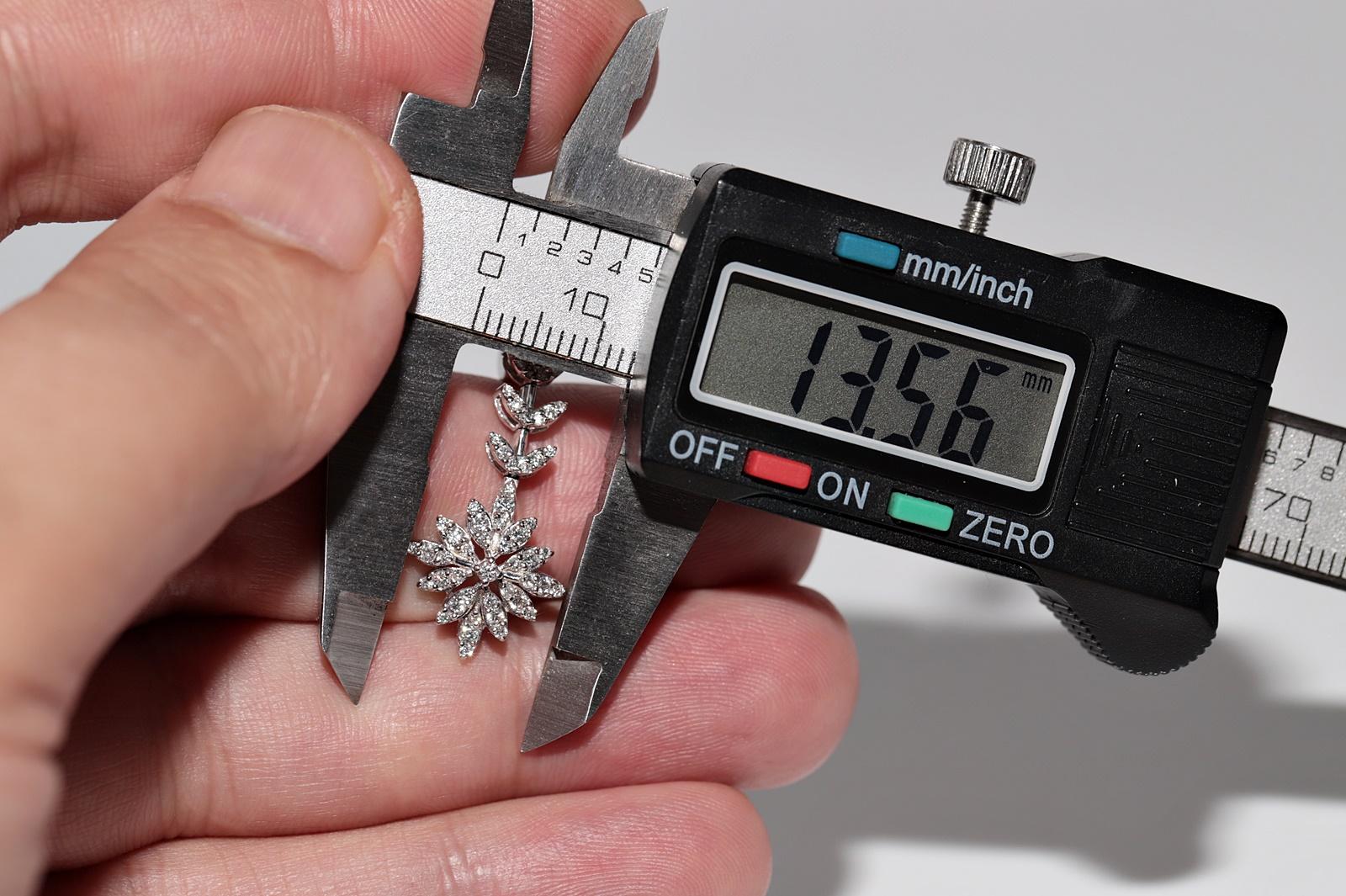 18 Karat Gold Natürlicher Diamant Dekorierter Blumen-Tropfen-Ohrring im Angebot 5