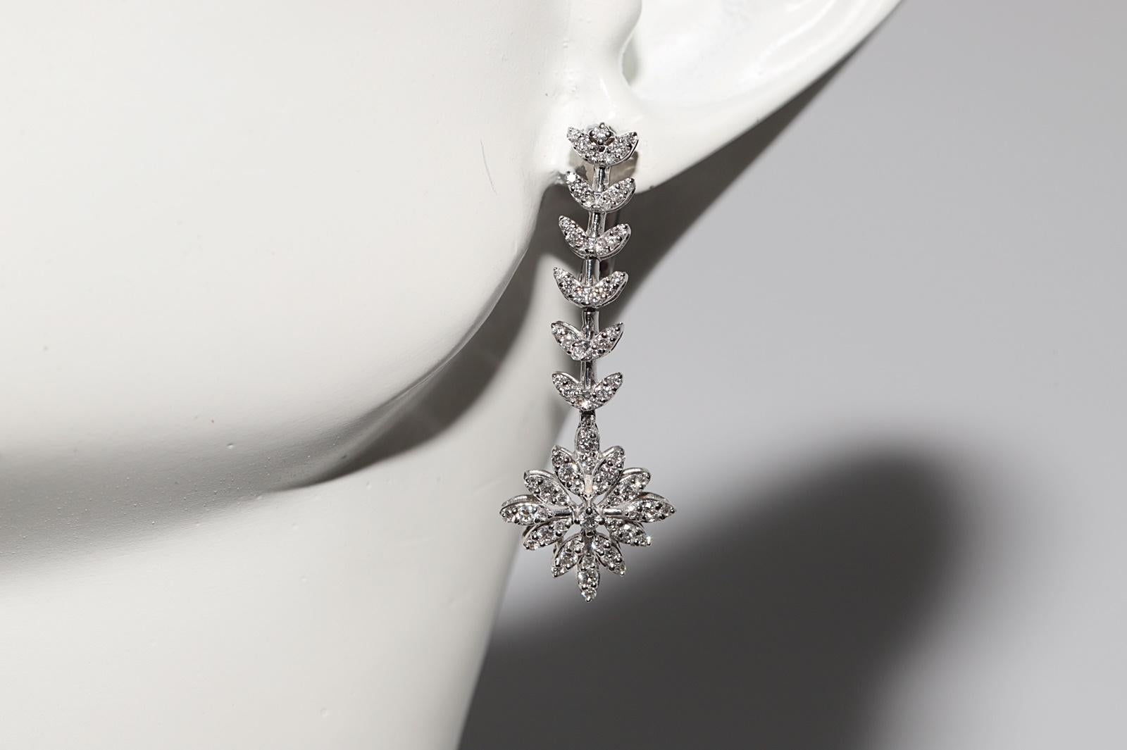 18 Karat Gold Natürlicher Diamant Dekorierter Blumen-Tropfen-Ohrring im Angebot 8