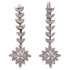 Orecchino a goccia con fiori decorati con diamanti naturali in oro 18k