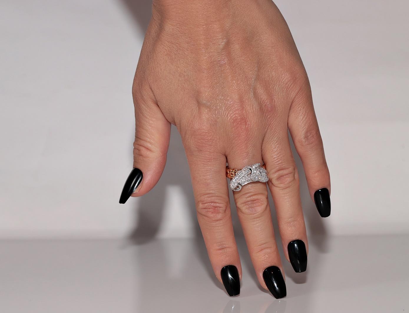 Bague en or 18k à tête de cheval décorée de diamants naturels en vente 10