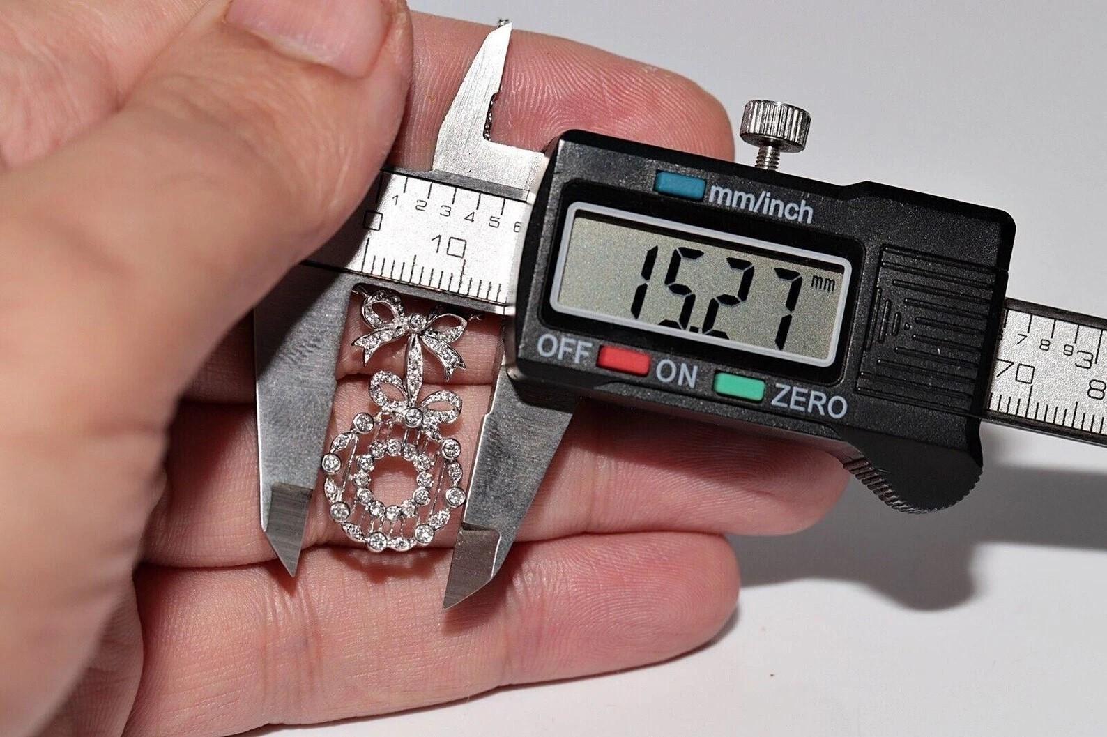 Moderno Collana con ciondolo decorato con diamanti naturali in oro 18k in vendita