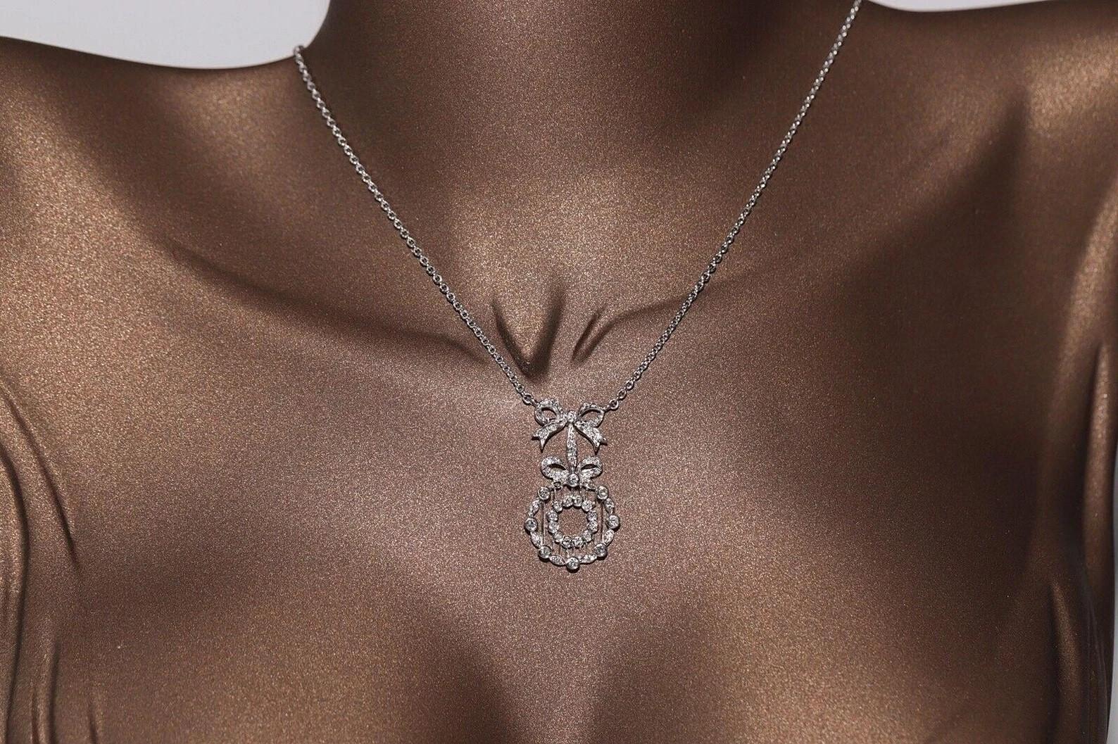 Taglio brillante Collana con ciondolo decorato con diamanti naturali in oro 18k in vendita